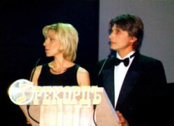 Ведущие церемонии Рекордъ-2001 Анатолий Лабоцкий и Юлия Рутберг